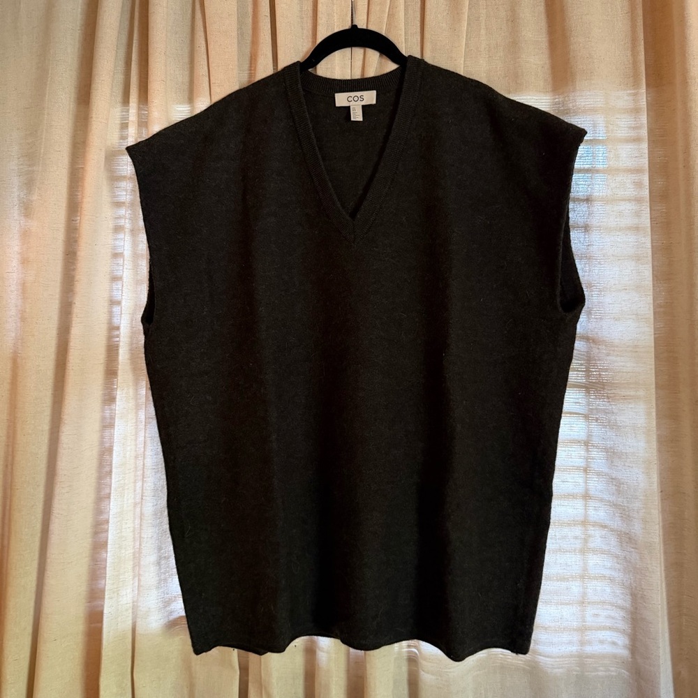 COS dark gray V-Neck sweater vest 100% wool 🐑